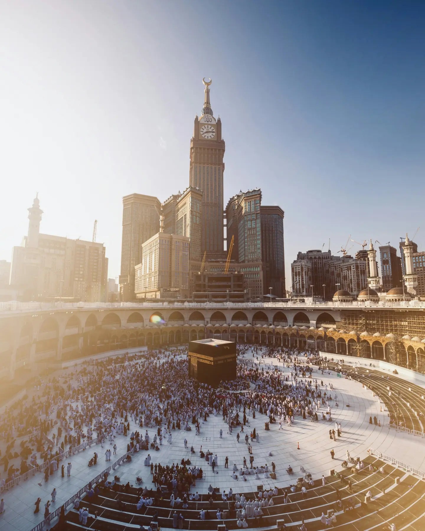 La Kaaba et la cour du Masjid al-Haram à La Mecque, dans la lumière du jour