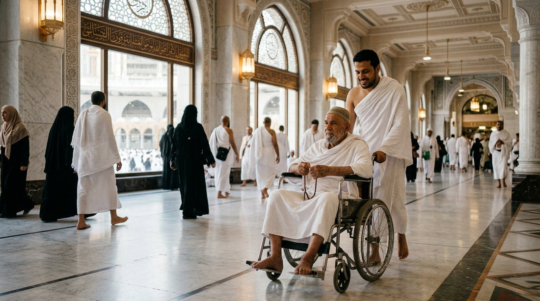 Pèlerin âgé en ihram dans un fauteuil roulant poussé par un accompagnant dans la Grande Mosquée