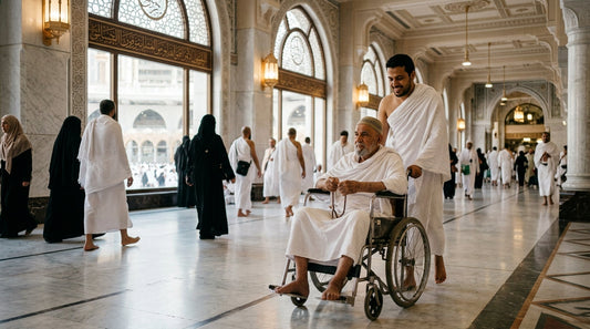 Pèlerin âgé en ihram dans un fauteuil roulant poussé par un accompagnant dans la Grande Mosquée