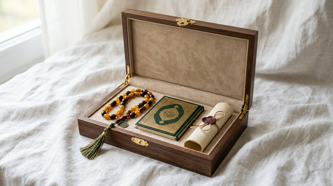 Coffret cadeau élégant en bois contenant un chapelet, un Coran et un certificat roulé sur tissu blanc