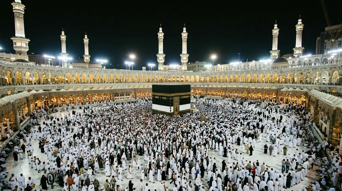 Grande Mosquée de La Mecque illuminée la nuit avec une foule dense de pèlerins