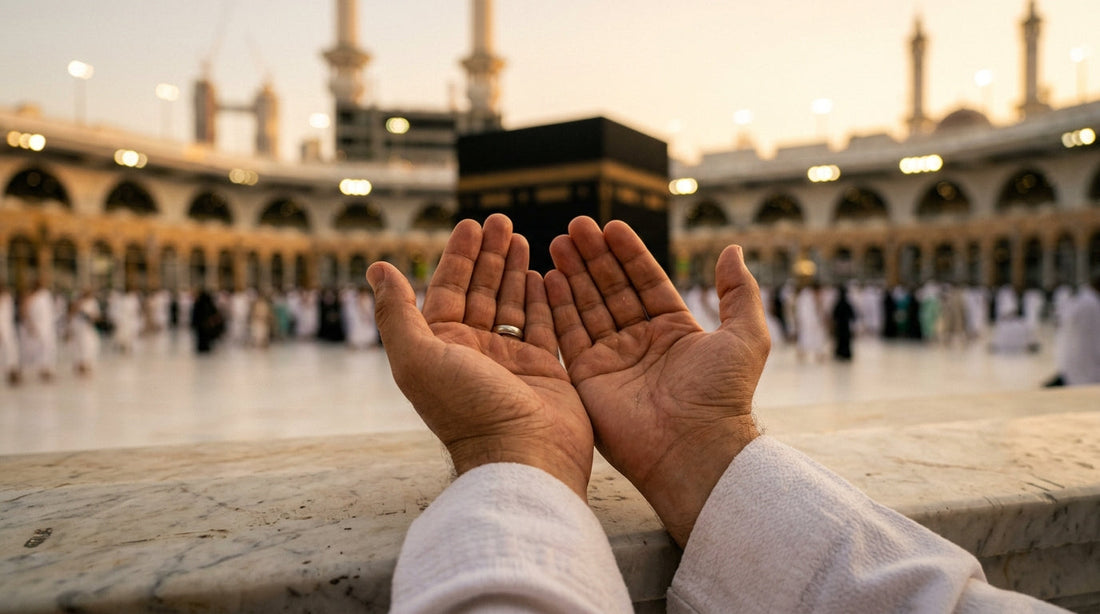 Deux mains ouvertes en prière (dua) avec la Kaaba floue en arrière-plan au coucher du soleil
