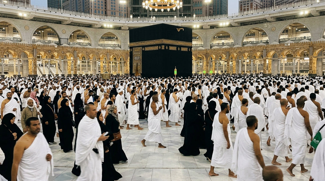 Vue du Tawaf autour de la Kaaba avec foule de pèlerins dans la Grande Mosquée de La Mecque