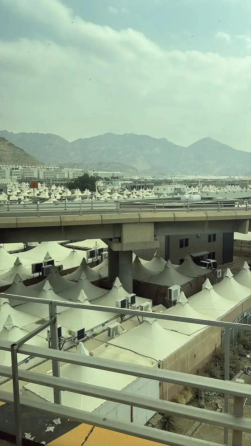 Hajj Mina – Blanc – tentes de Mina avec montagnes et passerelle