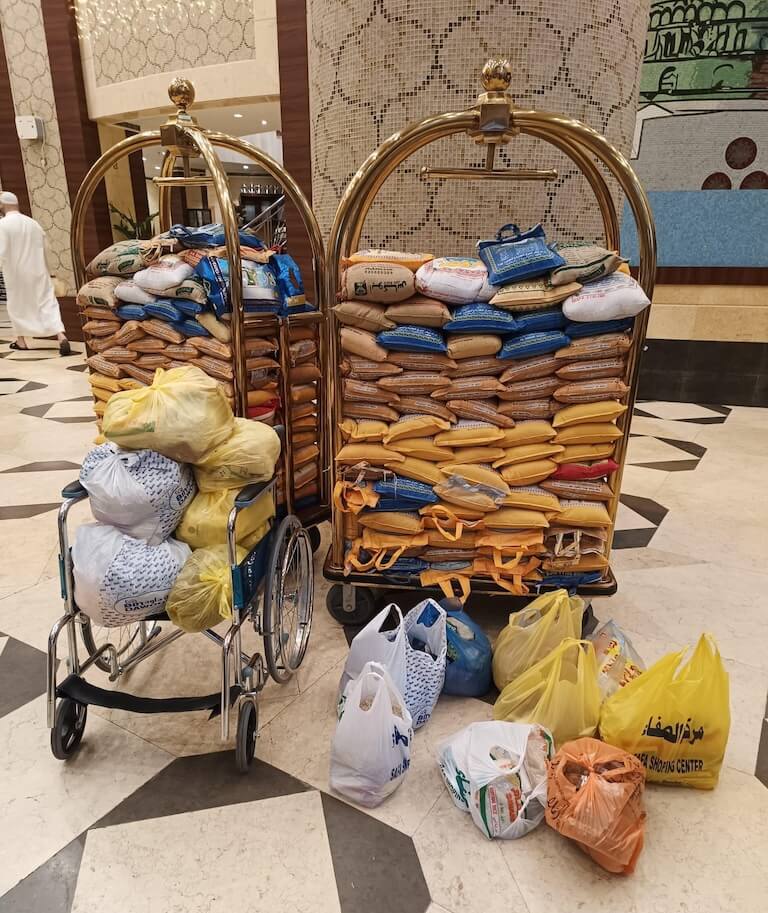 Sadaqa Jariya Fauteuil & Repas – Or – chariots et sacs dans un lobby