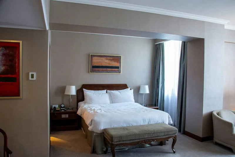 Chambre d’hôtel avec un grand lit, photo d’illustration