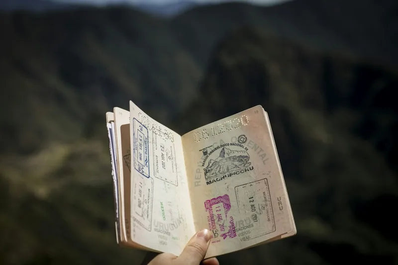 Passeport ouvert sur des pages de visas, photo d’illustration