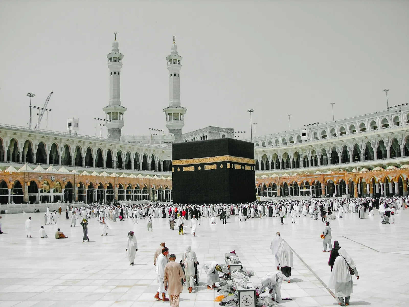 La Kaaba dans la cour de la mosquée al-Haram à La Mecque